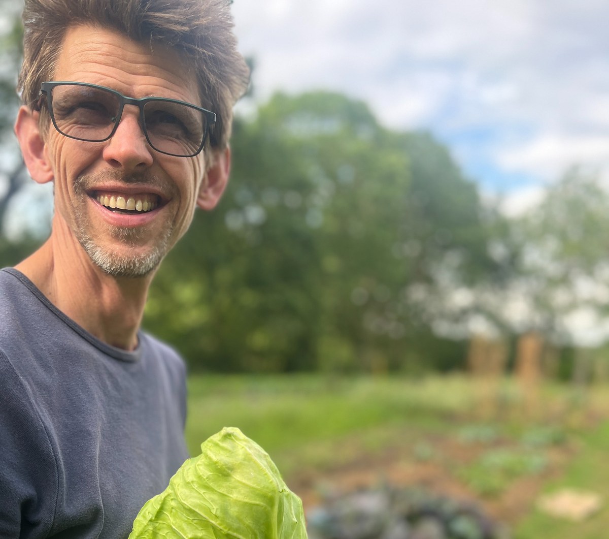 Tom met kolen in de moestuin bij Ecoase